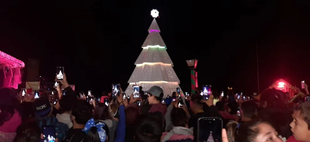 Encendieron el árbol gigante y la magia de la Navidad desbordó el Centro Cívico