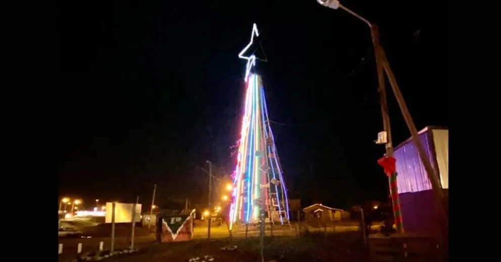 Las luces del árbol de Caspani comenzaron a brillar en el Malvinas