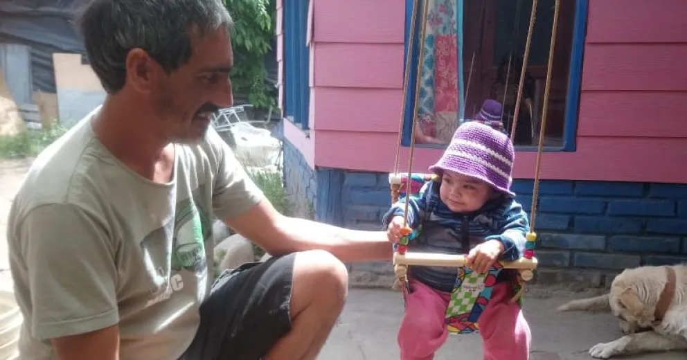 En febrero la pequeña Pía y su papá quedan en la calle