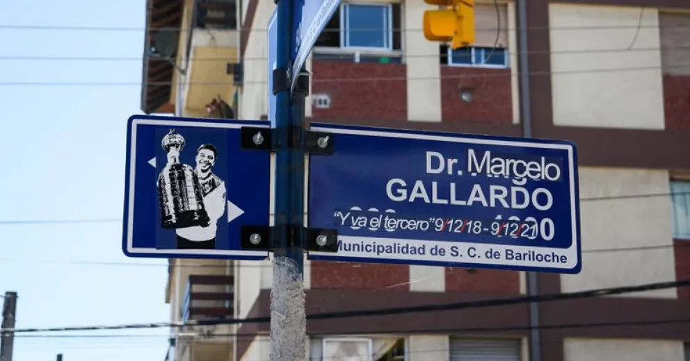 Curiosa intervención “gallina” en un cartel de avenida Gallardo