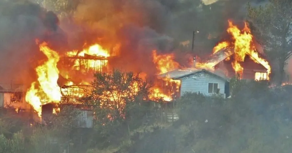 Incendios forestales en el sur de Chile: más de 145 viviendas quemadas