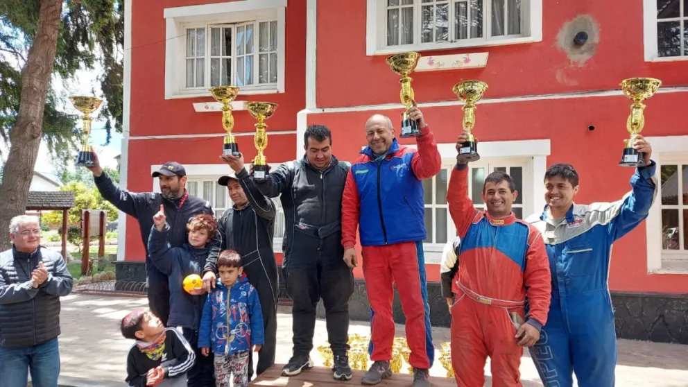 Escuredo-Douglas ganaron su clase en un Coronación con varios abandonos locales