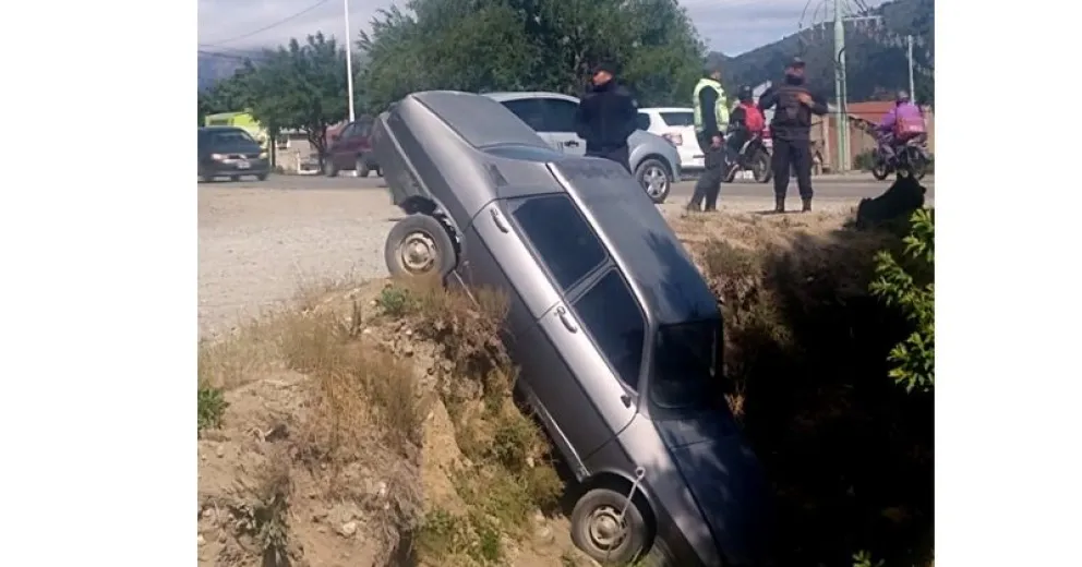 Se quedó sin frenos y terminó adentro de un zanjón