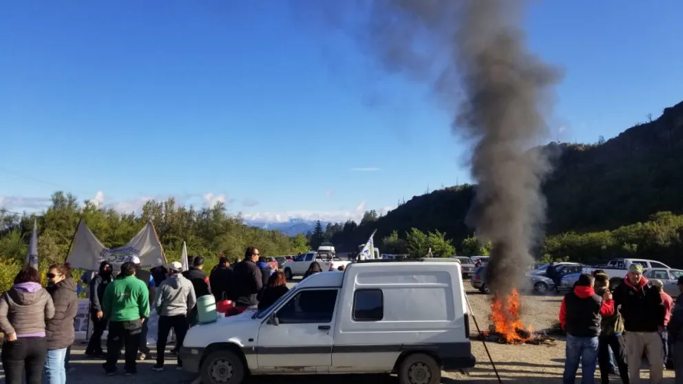 Sindicato de Comercio cortó la ruta de acceso al cerro Catedral 