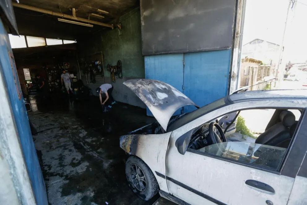 Bomberos combatieron un incendio en un taller del Alto