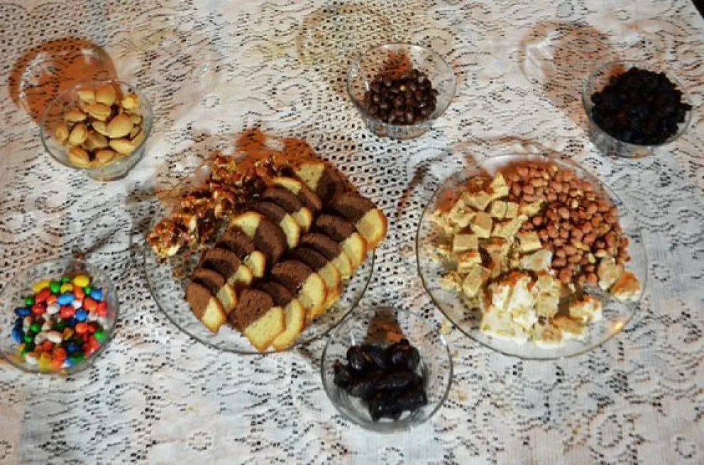 Vecinos juntan cosas dulces para alegrar a otras familias esta Navidad  
