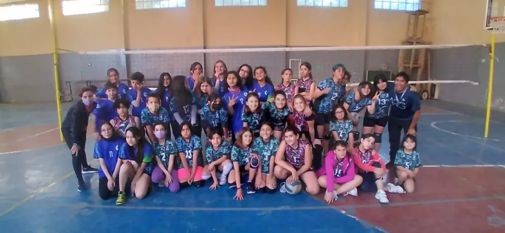 Chicos y chicas despidieron el año a puro vóley