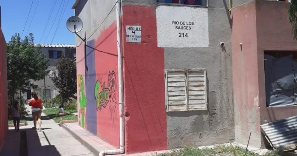 Tuvo a su hija en la puerta de su casa a pesar de haber ido dos veces al hospital