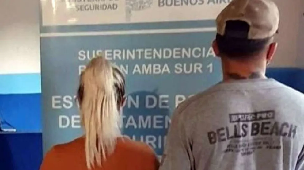 Video indignante: Una pareja bajó a sus hijos del auto para tener sexo y fueron detenidos 