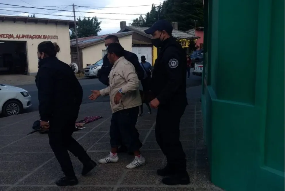 Detienen a un vendedor ambulante por acosar a una menor de edad afuera de un supermercado