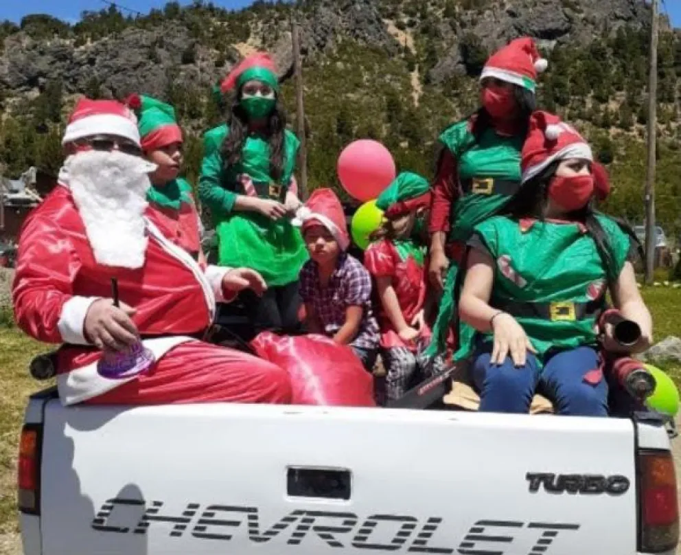 Mañana a las 16 horas Papá Noel estará recibiendo cartas y donaciones de juguetes en ruta y Palacios