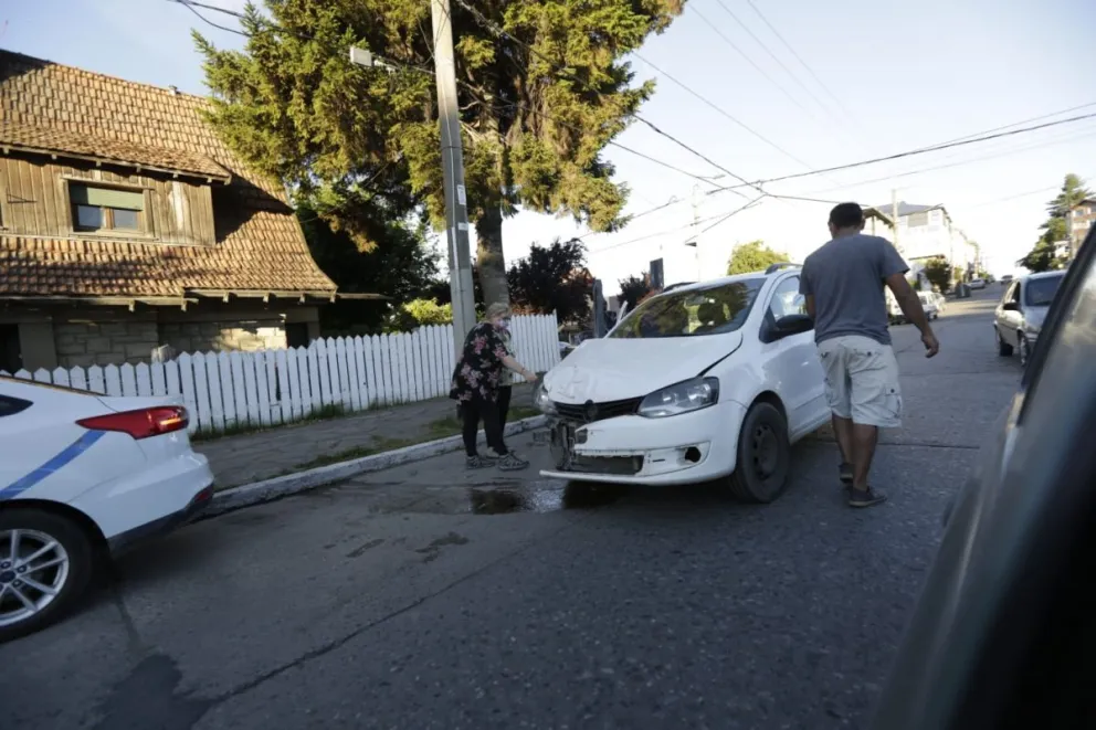 Fuerte choque entre dos autos en Gallardo y Beschtedt