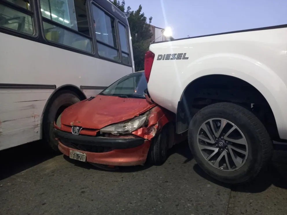 Sandwich de Peugeot frente al Hospital: chocó una camioneta y un colectivo