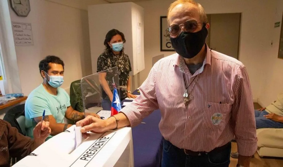 El orgullo de votar con la mente puesta en el país de sus padres 