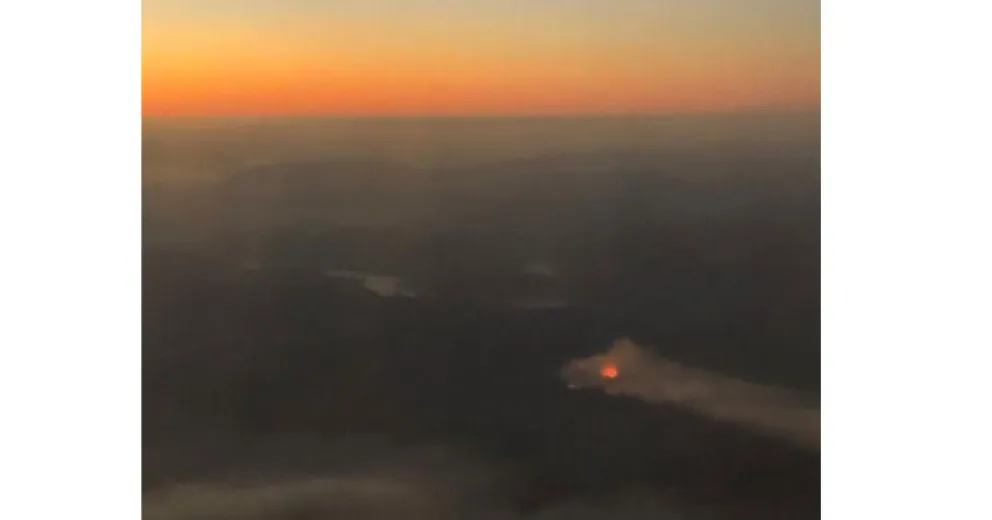 Continúan combatiendo el incendio en el lago Martín