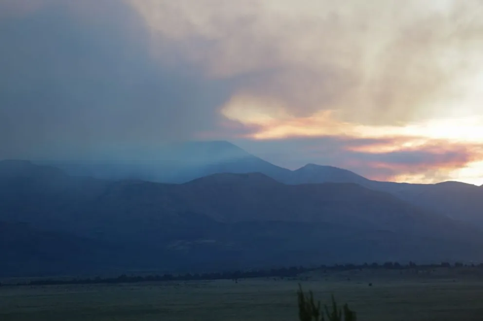 El humo que cubre el cielo de Bariloche viene del incendio en el lago Martin