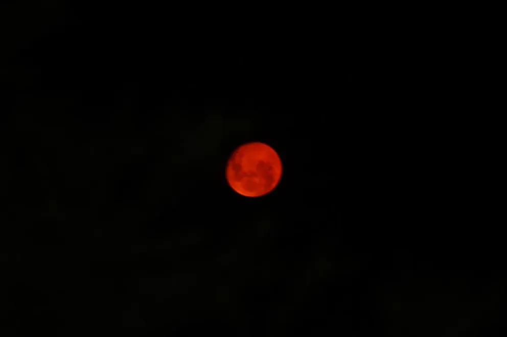 Anoche una espectacular luna roja cautivó a los barilochenses 