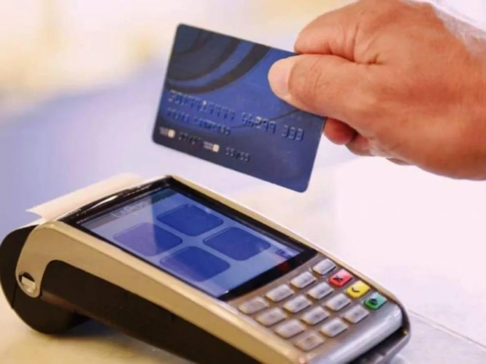 AFIP duplicó los montos de reintegro por compras con tarjetas de débito: quiénes serán los beneficiados