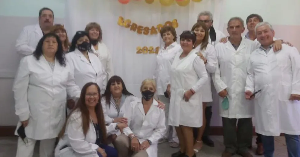 Después de 50 años volvieron a recibir sus diplomas de egresados