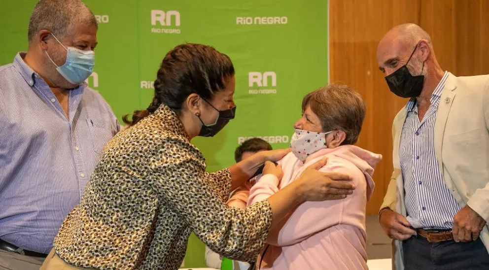 La Provincia entregó títulos de propiedad a familias de Bariloche