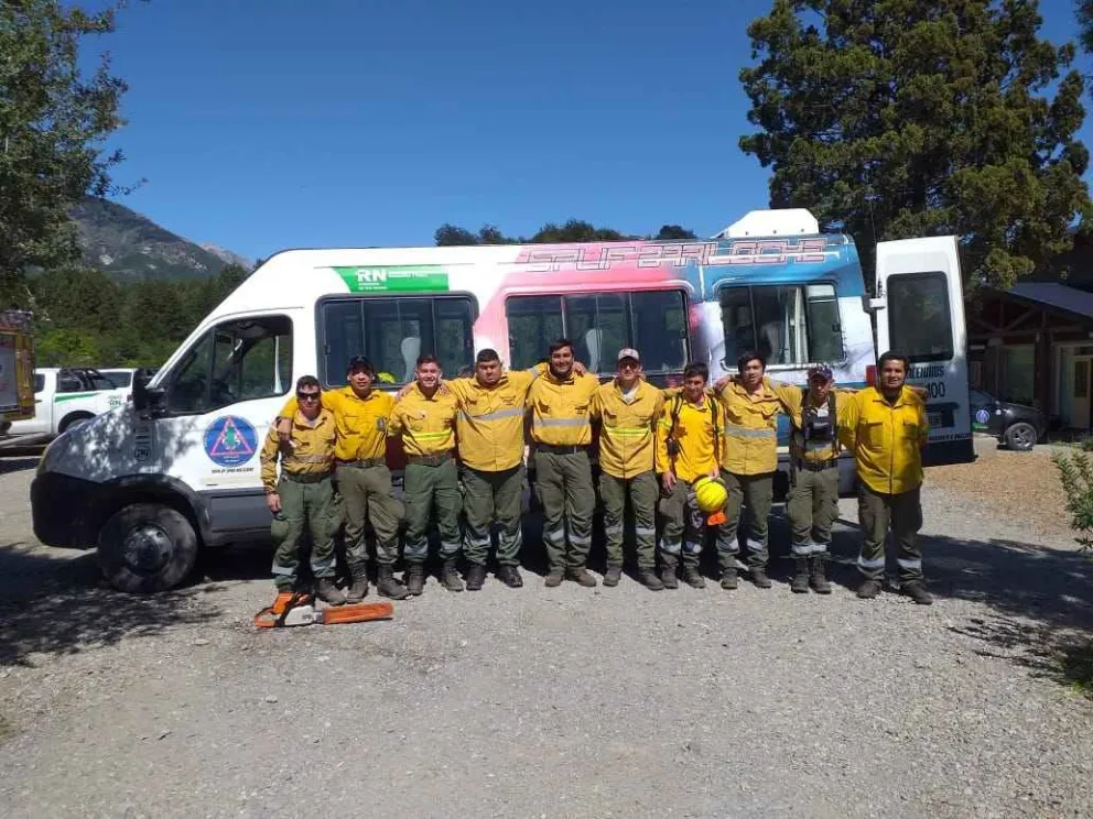 Diez brigadistas del SPLIF Bariloche viajaron para combatir el fuego en el Steffen