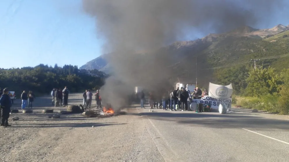 El sindicato de comercio realiza un nuevo corte en la ruta de acceso al cerro Catedral