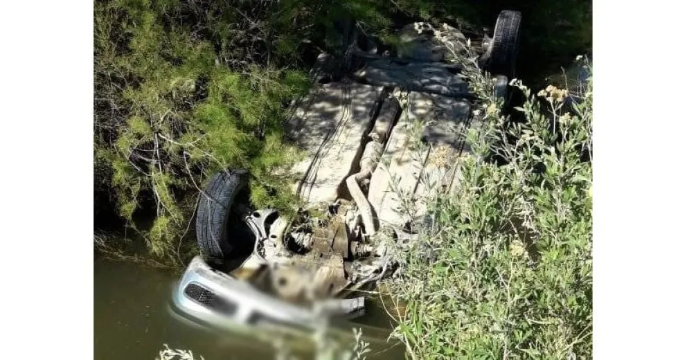 La policía rescató a una familia que volcó adentro de un canal en Cipolletti