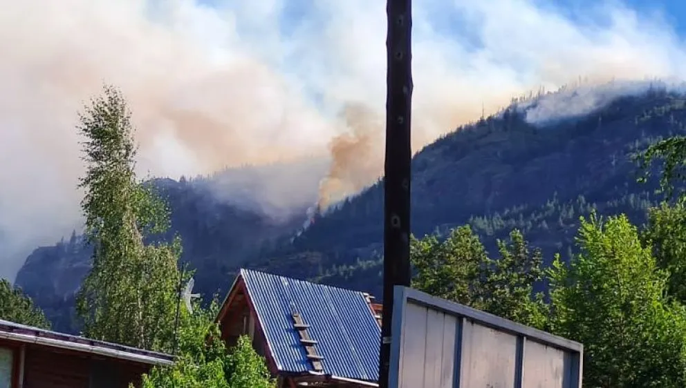 Preocupación por el avance del incendio en el cerro Currumahuida