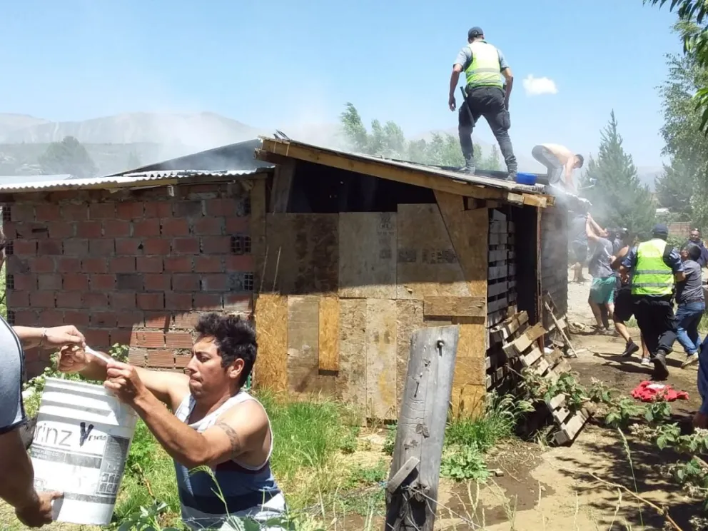 Policías apagaron el incendio de una casa que tuvo un cortocircuito