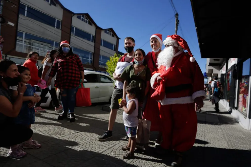 García Larraburu fue "Mamá Noel" y entregó regalitos en calle Onelli