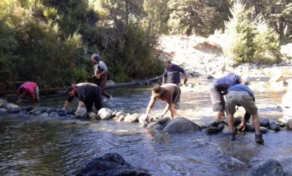 Convocan a vecinos a trabajar en la limpieza de la toma de agua