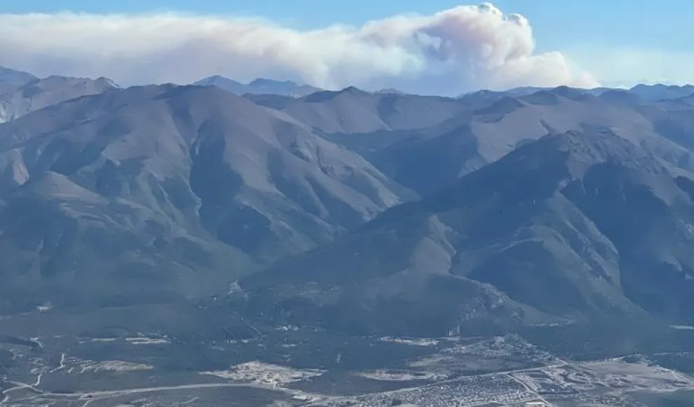 El viento y el humo impiden combatir el incendio en el cerro Santa Elena