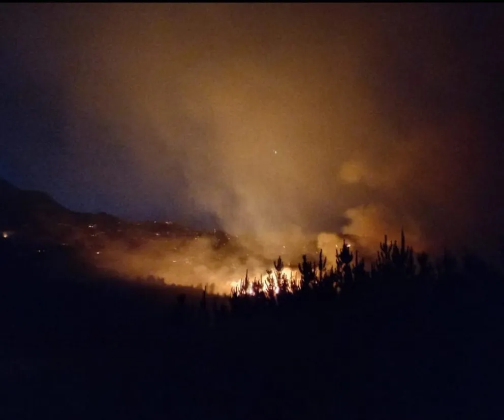 En Lago Puelo siguen trabajando tres medios aéreos en el combate del fuego