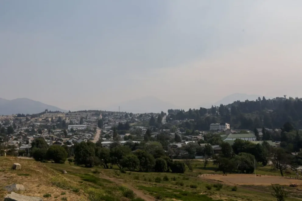 El humo de los incendios cubre el cielo de la ciudad