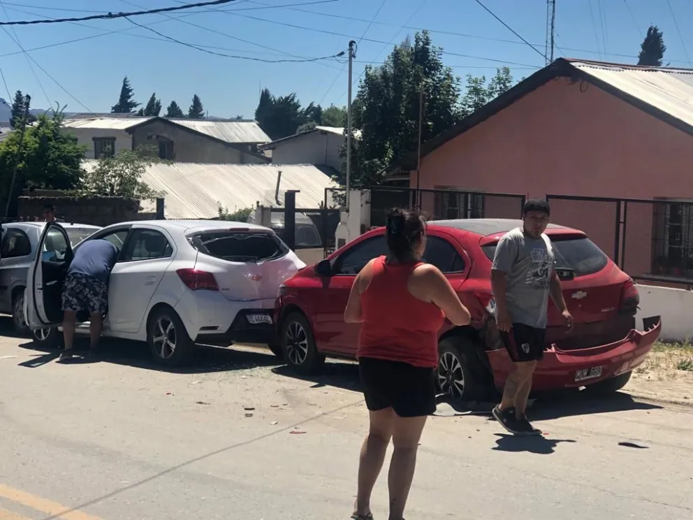 Ebrio al volante chocó autos estacionados