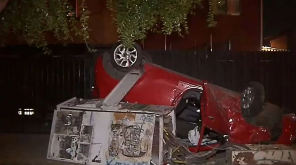 Lo desnudaron y ataron a un árbol: vecinos atraparon a un ladrón al volcar el auto que robó