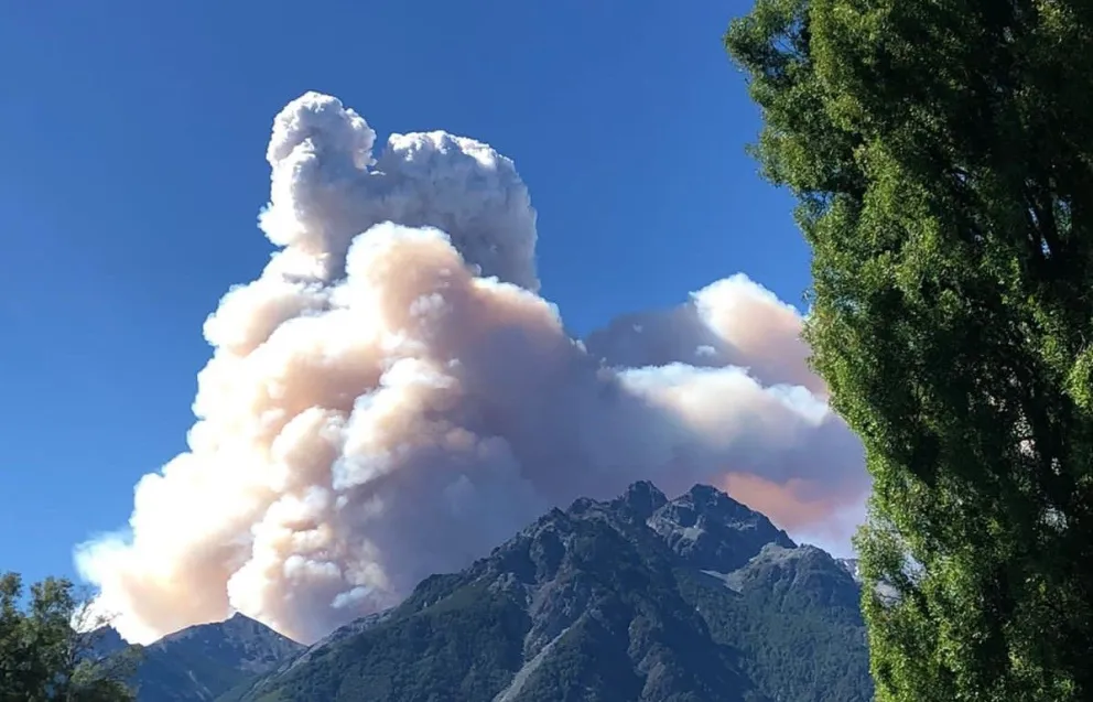 Las condiciones no permiten operar medios aéreos y el fuego sigue avanzando
