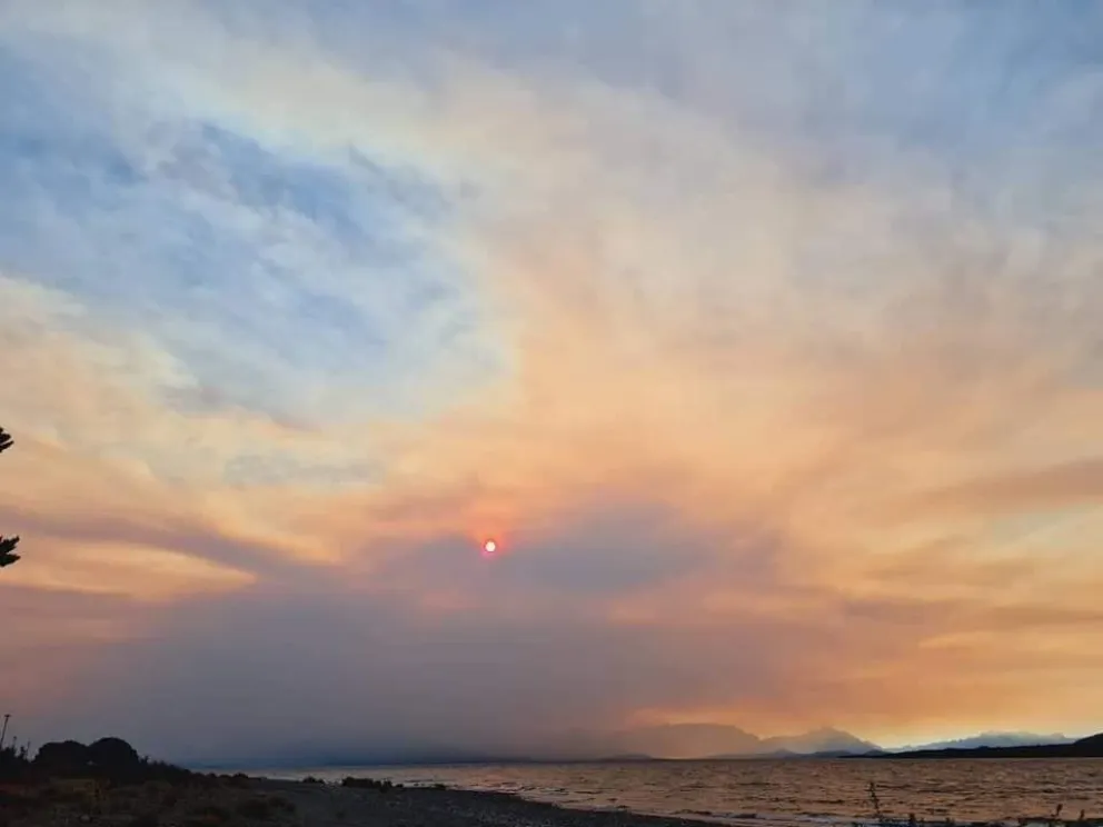 Cayó ceniza sobre Bariloche por el humo del incendio en el Steffen