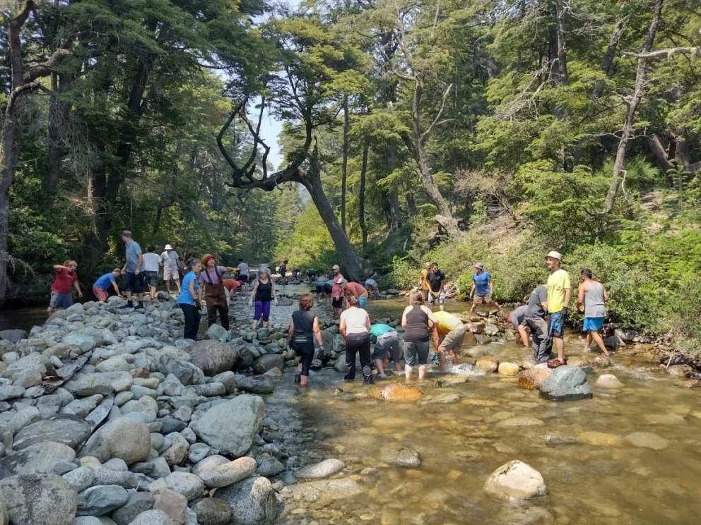 Vecinos del oeste realizan trabajos de limpieza en la toma de agua 