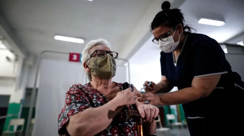Por el aumento de casos, el gobierno anunció que se adelantarán las terceras dosis contra el Covid-19