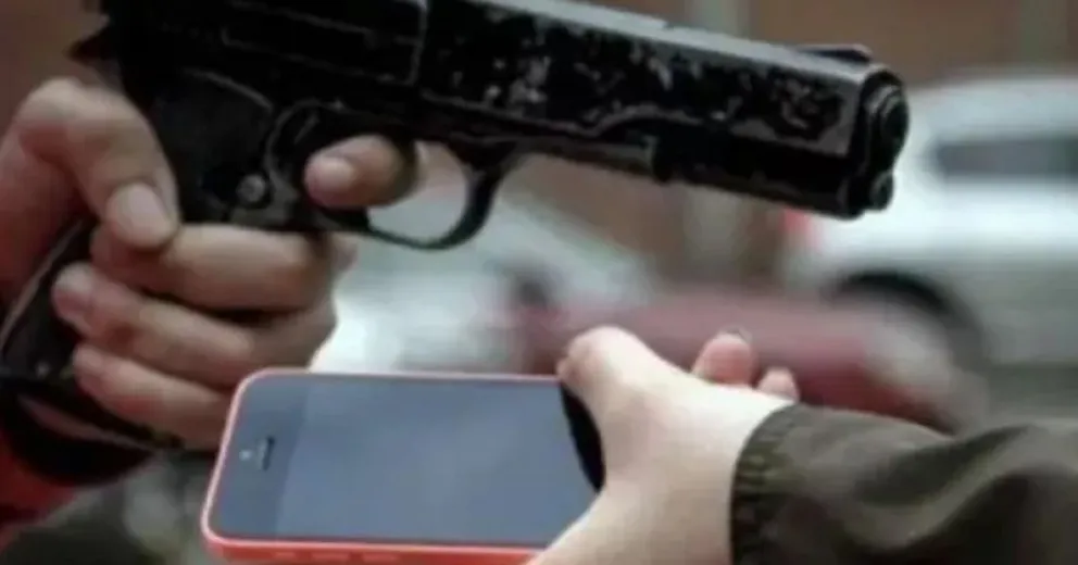 ¡Insólito! Un motochorro le robó el celular a un joven y como era un modelo viejo le disparó en un pie