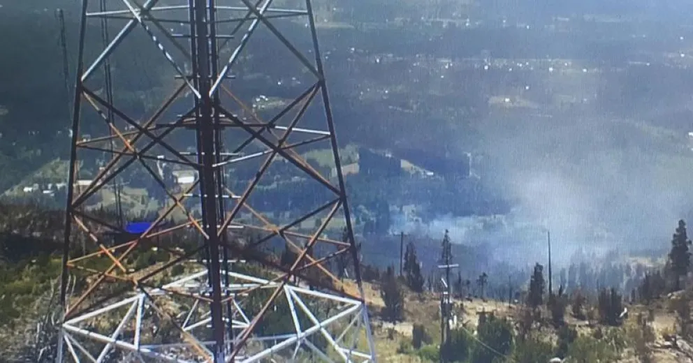 Hoy refuerzan líneas perimetrales del incendio en Currumahuida