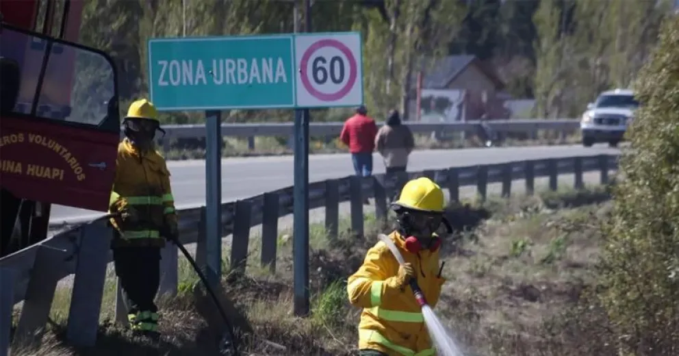 Muchas personas hicieron fogones en las costas de los ríos Ñirihuau y Limay