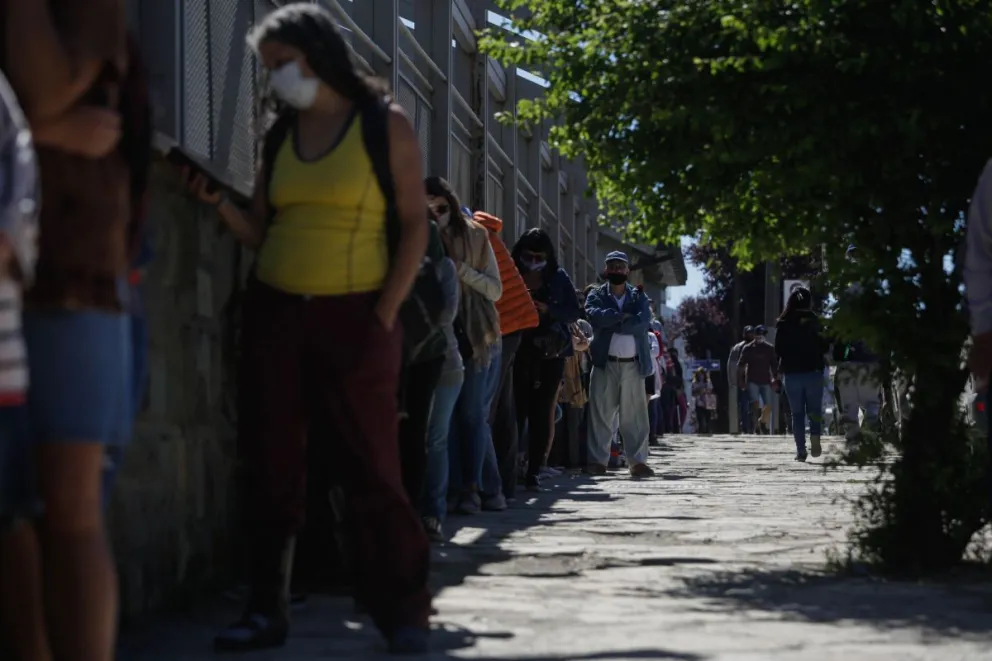 La gente esperó desde antes de las 8 de la mañana para conseguir un turno en el Hospital