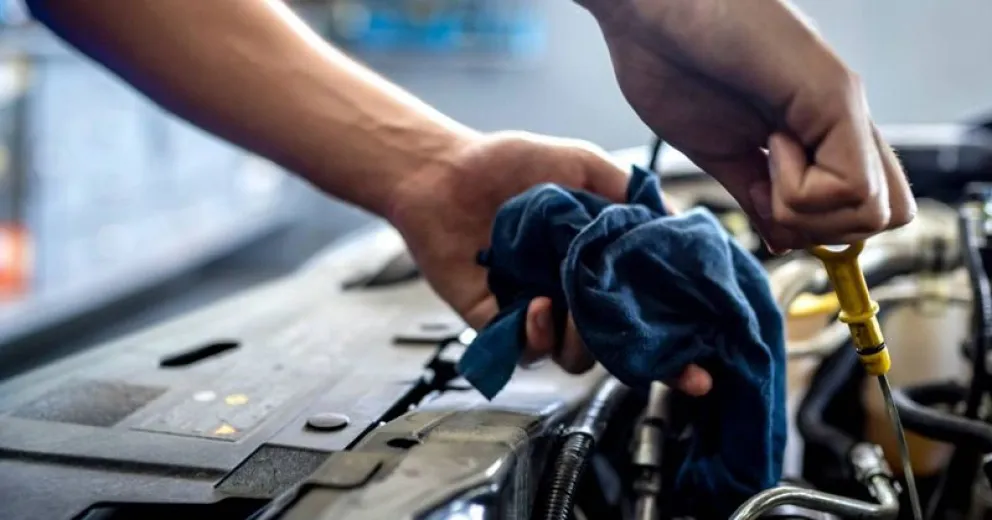 Un mecánico tiene que pagar una indemnización por no cambiar el aceite de un auto