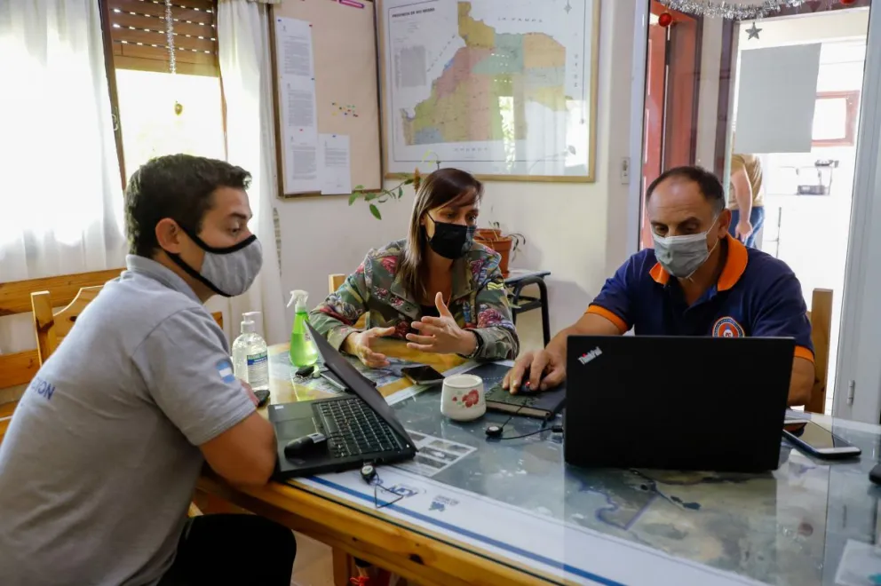 Reunión para implementar estrategias de trabajo en el incendio de lago Martin