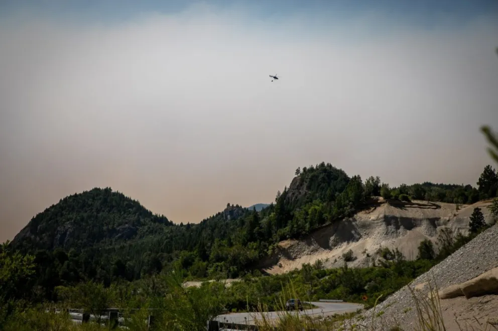 Ante el avance del fuego establecen un centro de evacuación en la escuela de El Foyel 