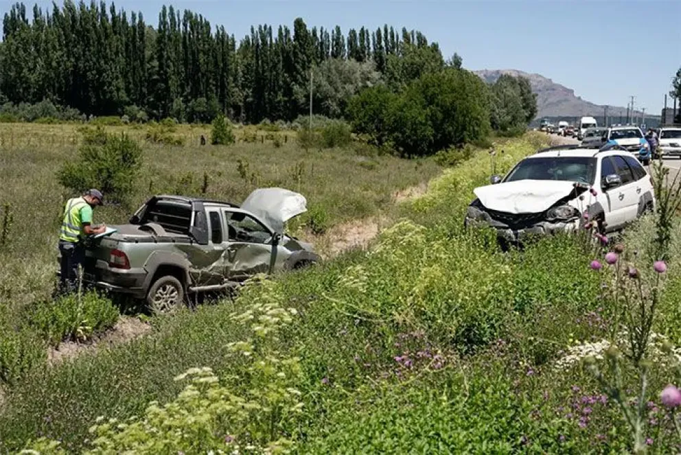 Dobló en U en plena ruta y cinco personas resultaron heridas