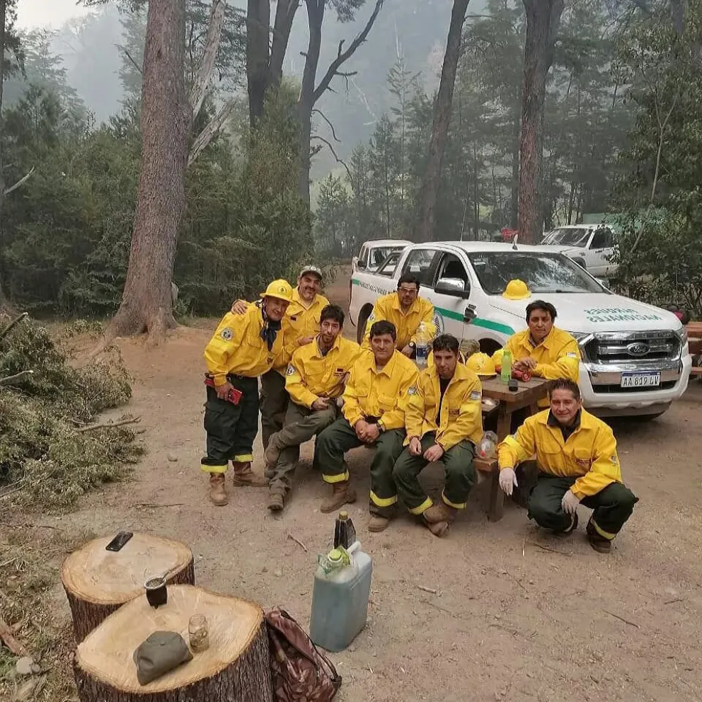 Brigadistas de los 90 se calzaron la camisa amarilla para volver a dar batalla al fuego  