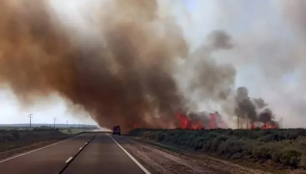 Ruta 22 cortada por un incendio cerca de Chimpay